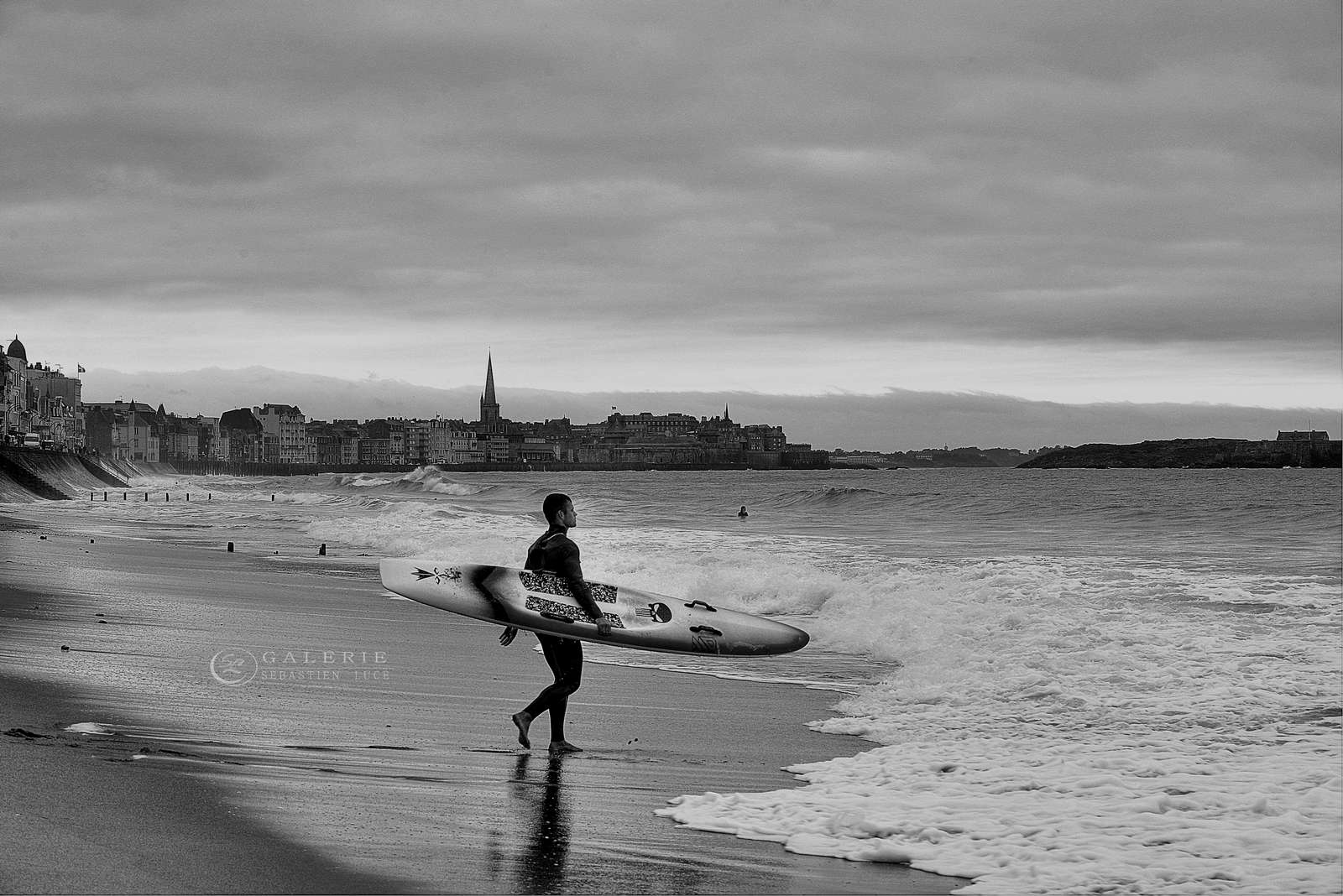 Saint Malo  surf  - Photographie Photographies par thématiques Galerie Sébastien Luce