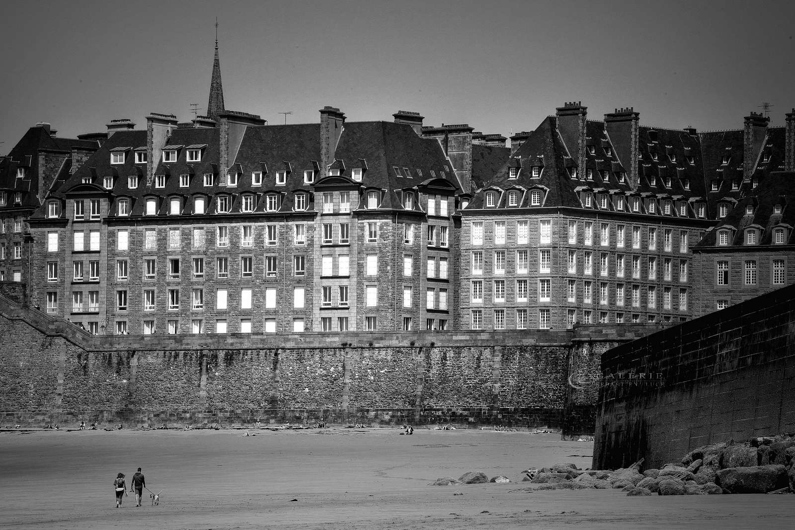 au pied des remparts - Saint Malo - Photographie Photographies par thématiques Galerie Sébastien Luce