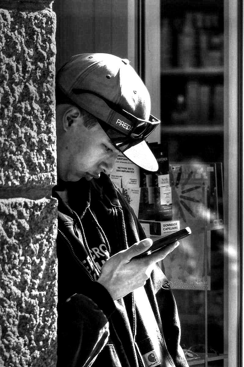 mobile man - saint malo  - Photographie Photographies par thématiques Galerie Sébastien Luce