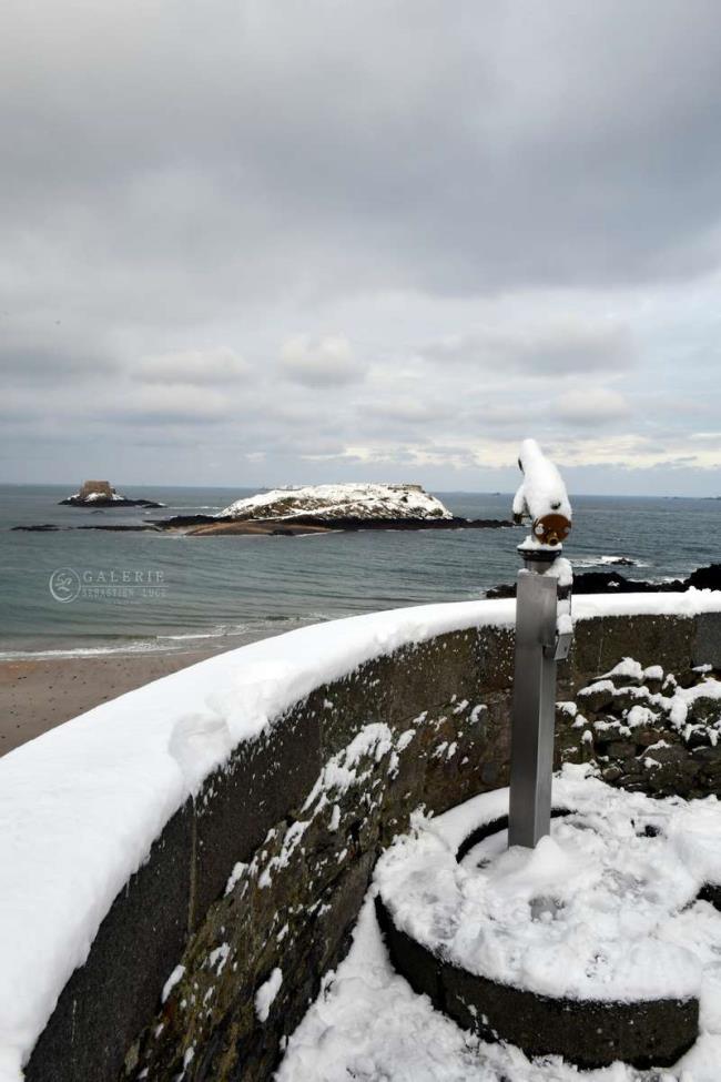 manteau blanc sur les remparts - st malo  - Photographie Photographies par thématiques Galerie Sébastien Luce