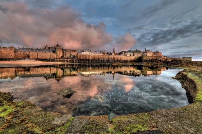 Saint Malo en Habit Rose  - Photographie Photographies d'art en édition limitée Galerie Sébastien Luce