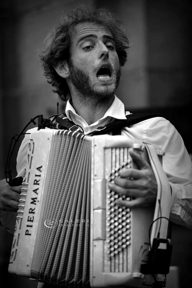 musicien de rue - saint malo - Photographie Photographies d'art en édition limitée Galerie Sébastien Luce