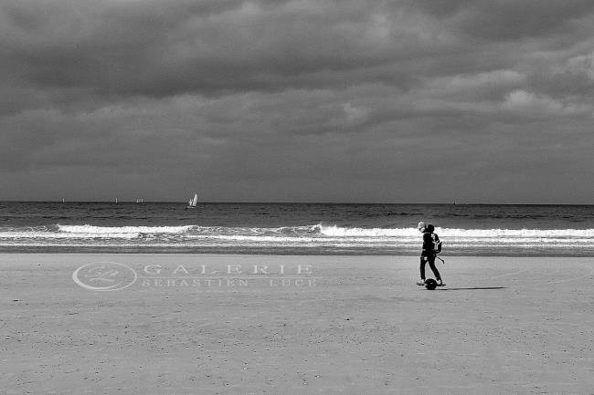 Surfeur de sable  - Saint Malo   - Photographie Photographies par thématiques Galerie Sébastien Luce