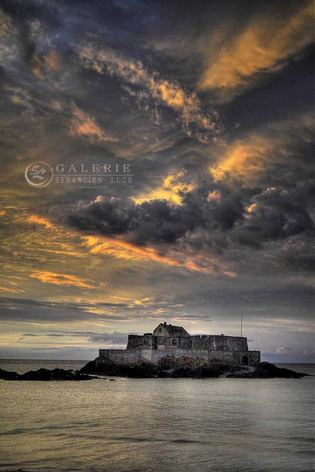 Soleil couchant sur le Fort National  - St Malo   - Photographie Photographies d'art en édition limitée Galerie Sébastien Luce