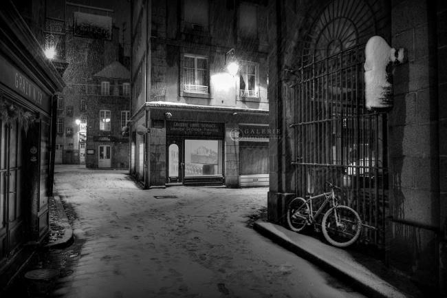 Manteau blanc sur Saint Malo - Photographie Photographies par thématiques Galerie Sébastien Luce