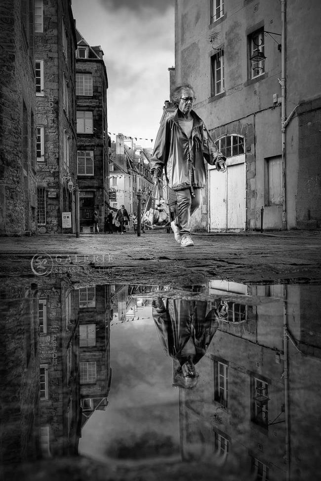 La Dame au Cabas - Saint Malo  - Photographie Photographies d'art en édition limitée Galerie Sébastien Luce