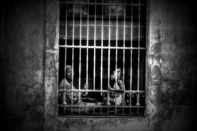 A la fenêtre - Cuba - Photographie Photographies d'art en édition limitée Galerie Sébastien Luce