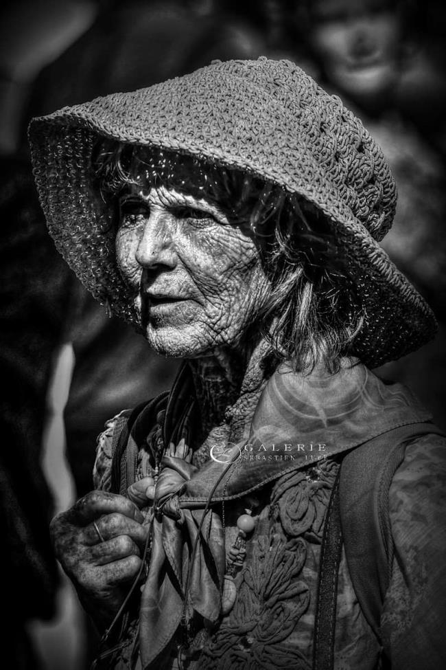 Femme au Chapeau - Saint Malo - Photographie Photographies d'art en édition limitée Galerie Sébastien Luce