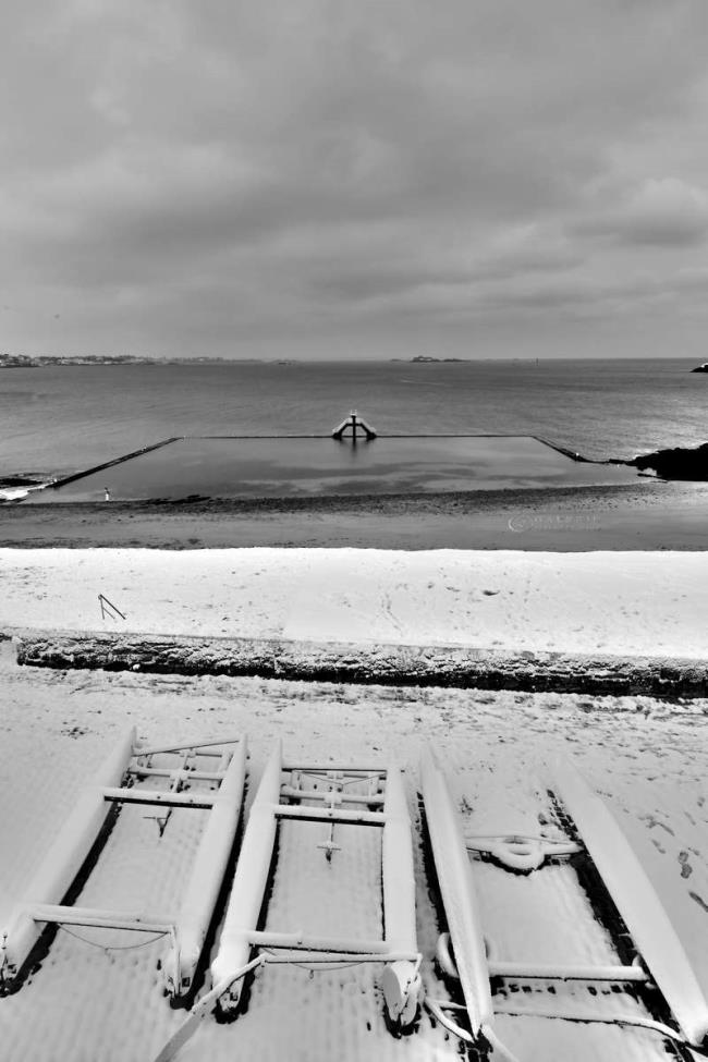la piscine en deux tons - saint malo - Photographie Photographies par thématiques Galerie Sébastien Luce
