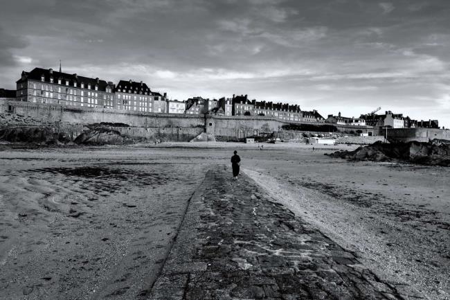 seul sur le sable - Saint Malo - Photographie Photographies par thématiques Galerie Sébastien Luce
