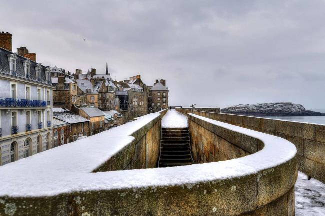 Manteau blanc sur les remparts - saint malo - Photographie Photographies d'art en édition limitée Galerie Sébastien Luce