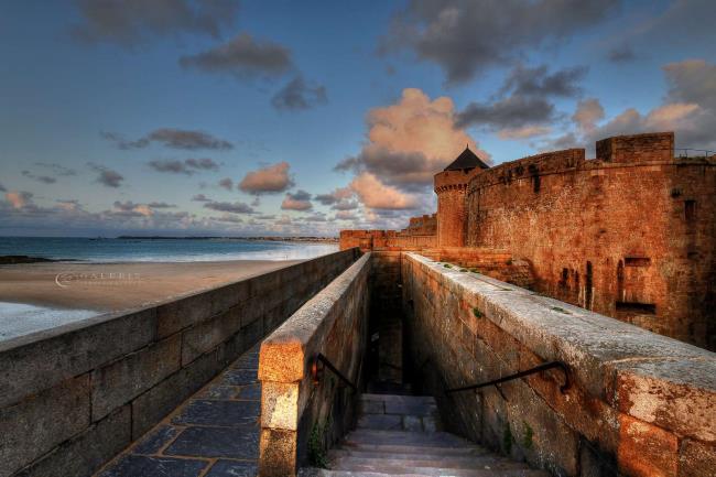 une descente dans les remparts - Saint Malo  - Photographie Photographies par thématiques Galerie Sébastien Luce